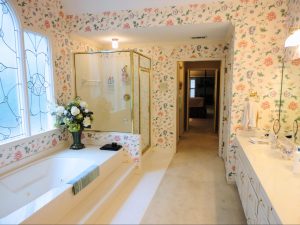 Bathroom before remodel in Metro Atlanta home