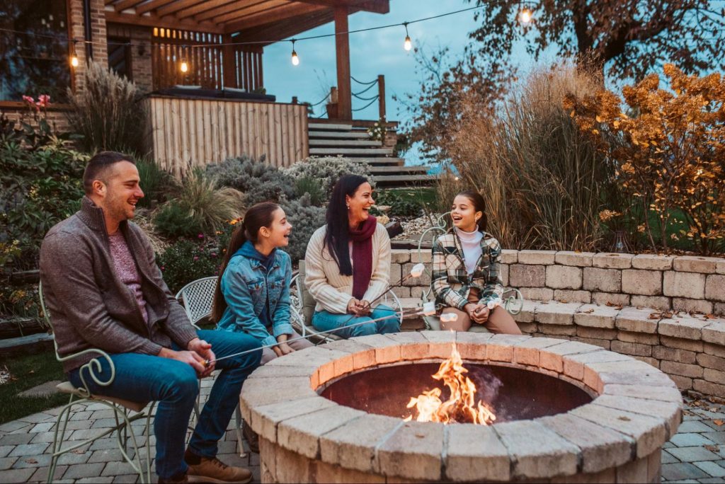 A family of four sitting around a fire
©Halfpoint
